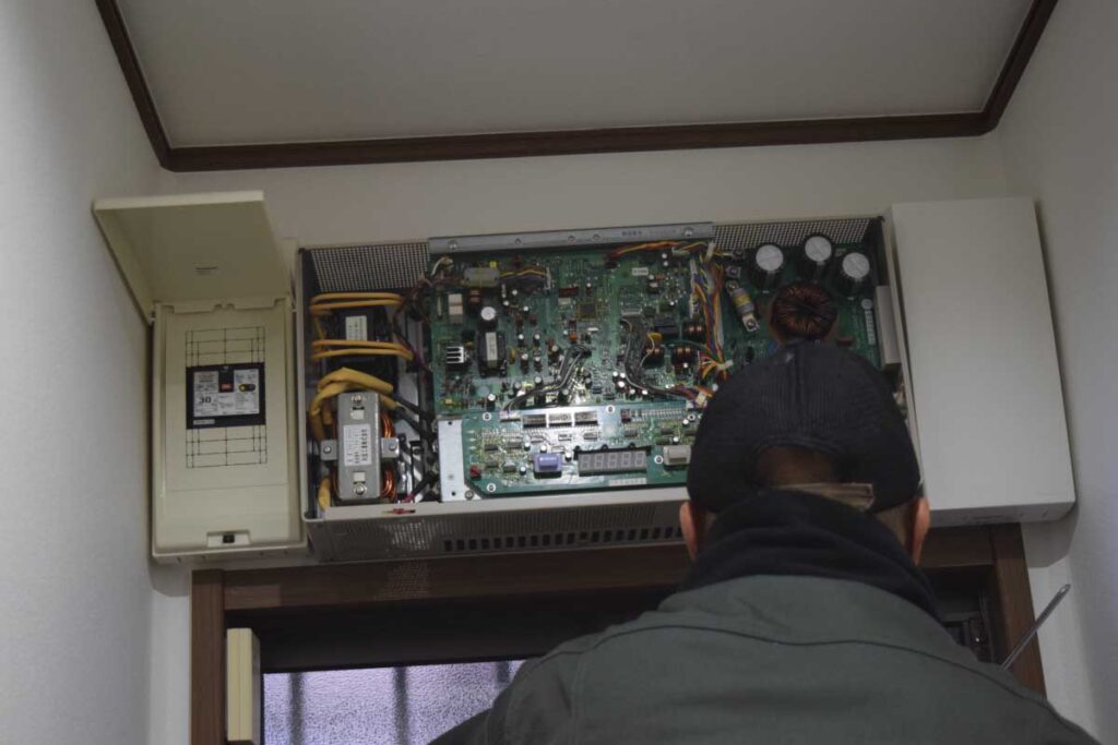 太陽光発電設備の点検作業の様子