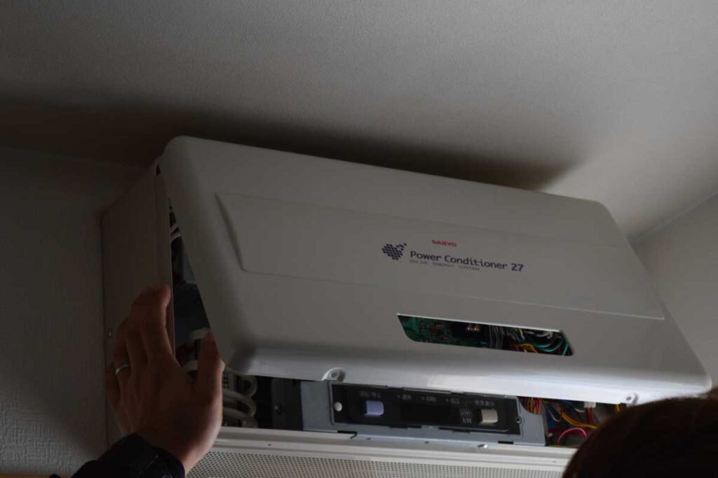 広島市太陽光発電パワーコンディショナー故障_修理作業写真