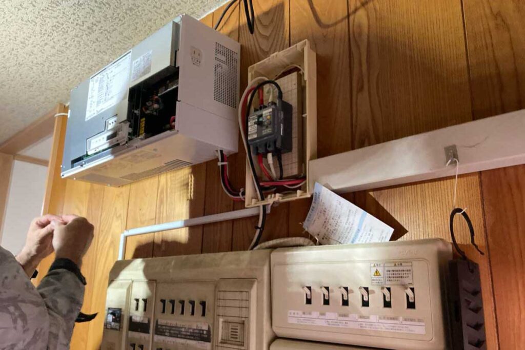 竹原市太陽光発電の修理パワーコンディショナーの工事作業