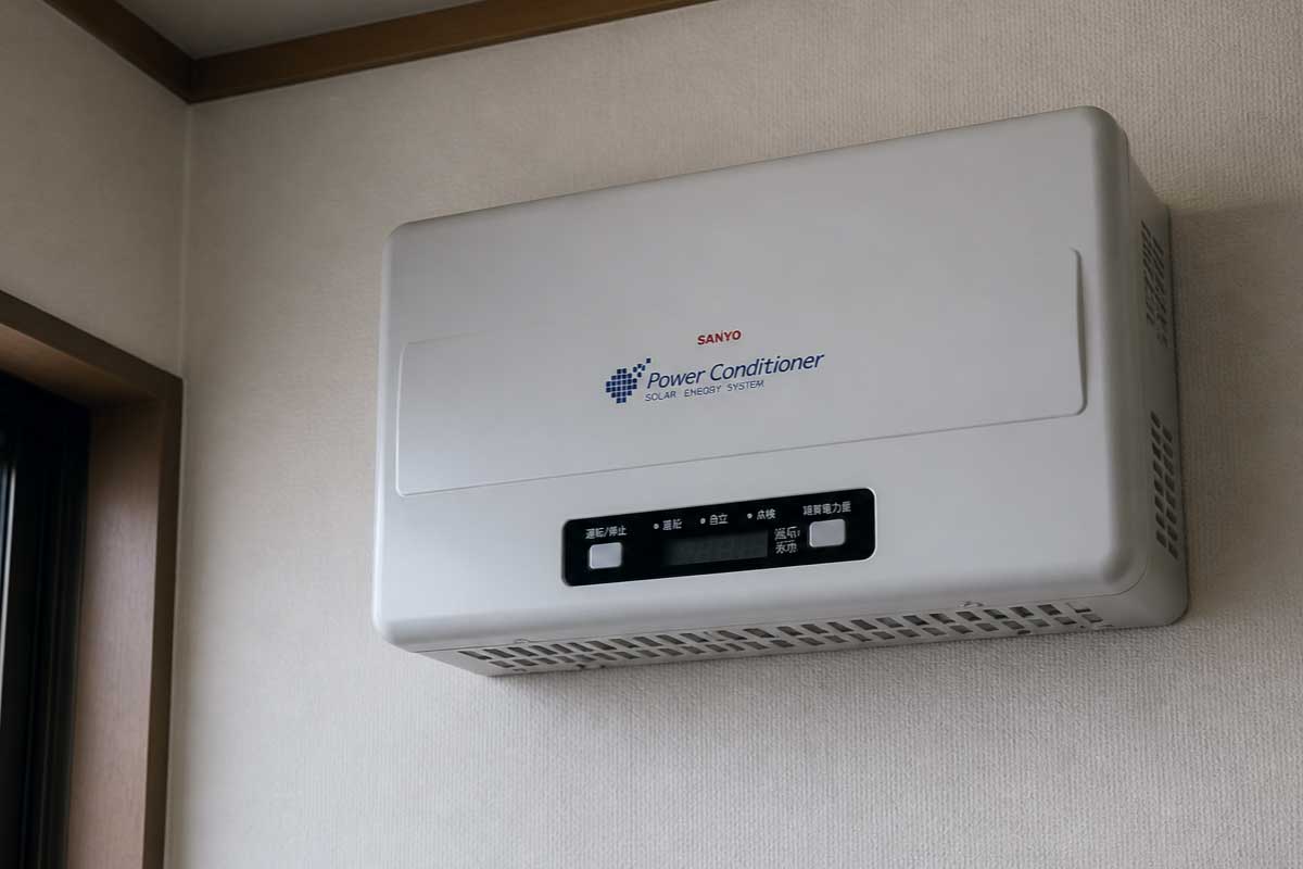 太陽光発電が発電しない状態のパワーコンディショナー（屋内設置）